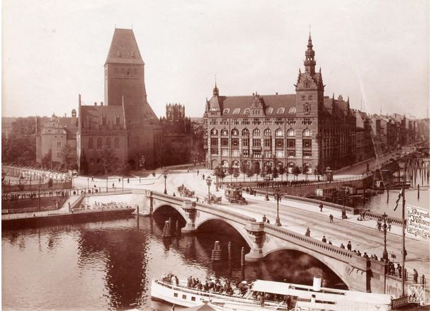 Waisenbrücke über die Spree und Märkisches Museum am Märkischen Platz © Stadtmuseum Berlin, Foto Max Missmann (Ausschnitt)